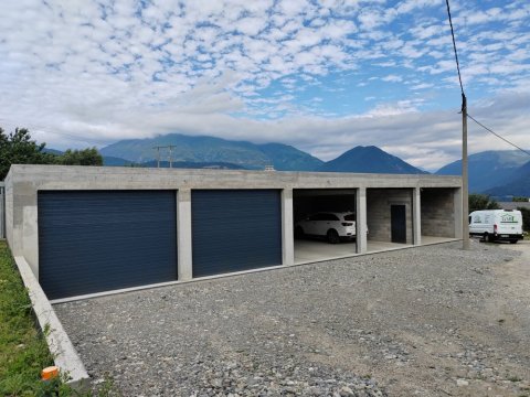 Construction de quatre garages et un porche à La Mure