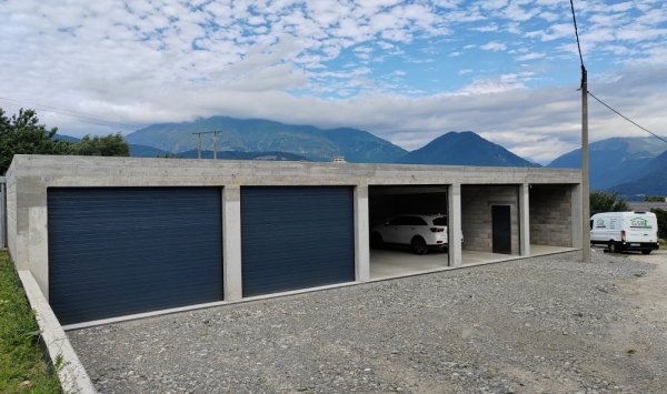 Construction de quatre garages et un porche à La Mure
