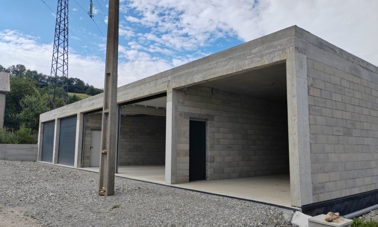 Construction de quatre garages et un porche à La Mure