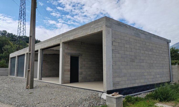 Construction de quatre garages et un porche à La Mure