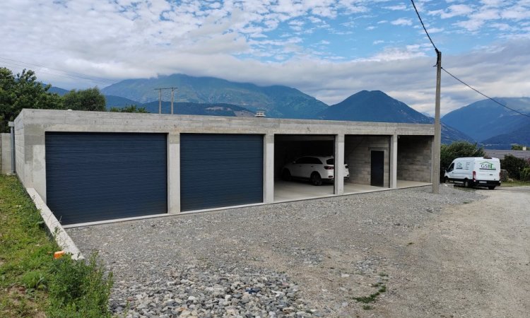 Construction de quatre garages et un porche à La Mure