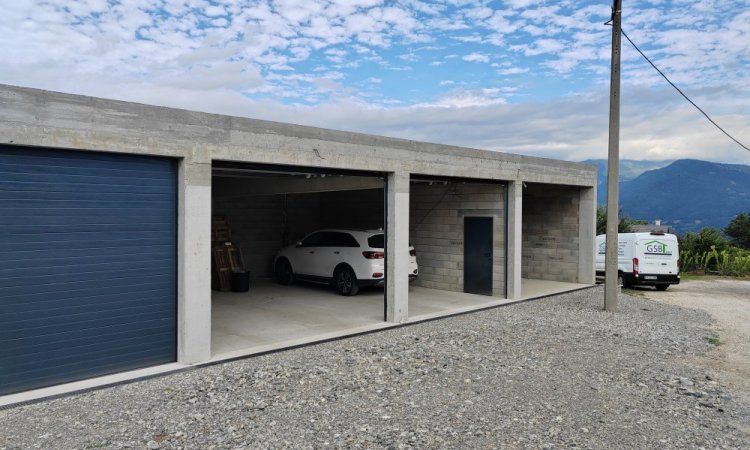 Construction de quatre garages et un porche à La Mure